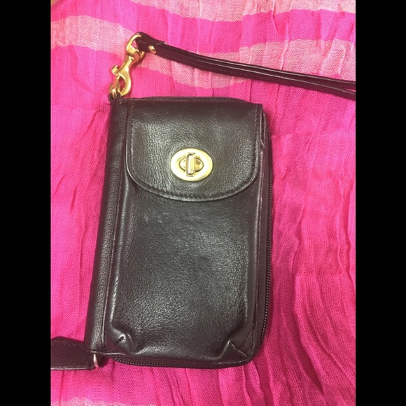 Coach Handbags - 🔥 FINAL PRICE 🔥  Coach leather phone wallet